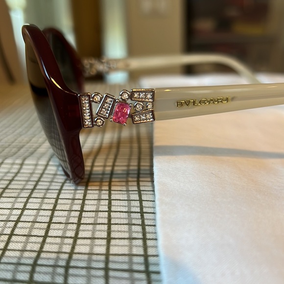 Bvlgari sunglasses in very good condition no scratches comes with pouch and box - Picture 3 of 3